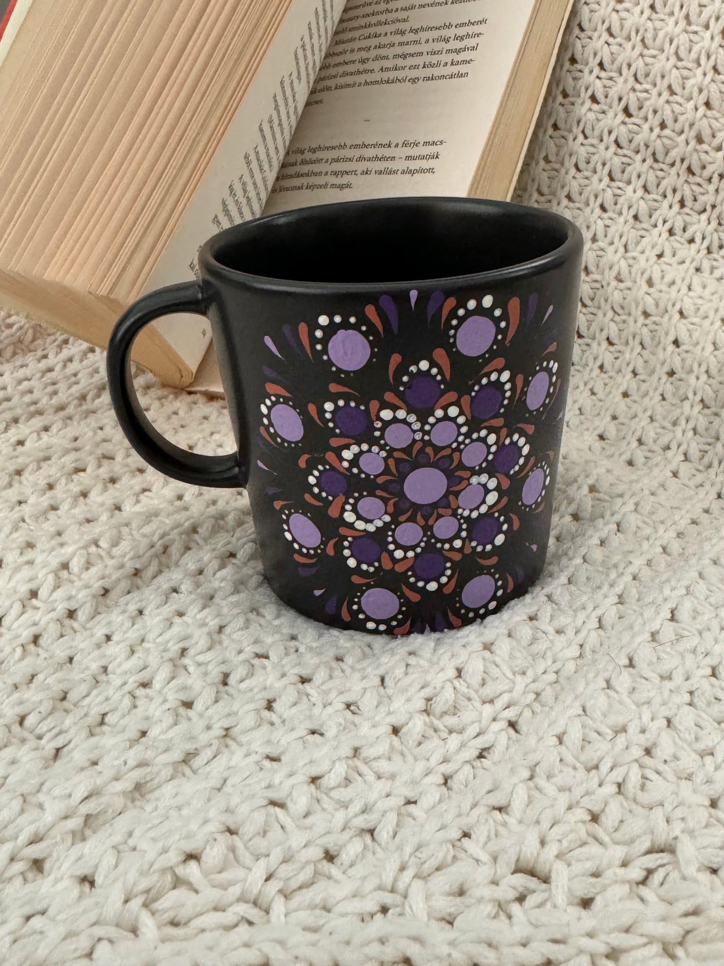 Handbemalte Mandala-Tasse - Einzigartig und Spülmaschinenfest - Lila